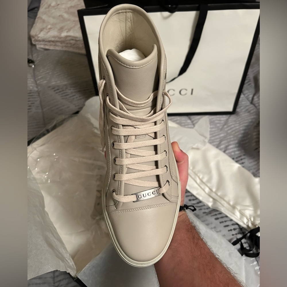 Mens Gucci tan leather sneakers - Picture 2 of 4